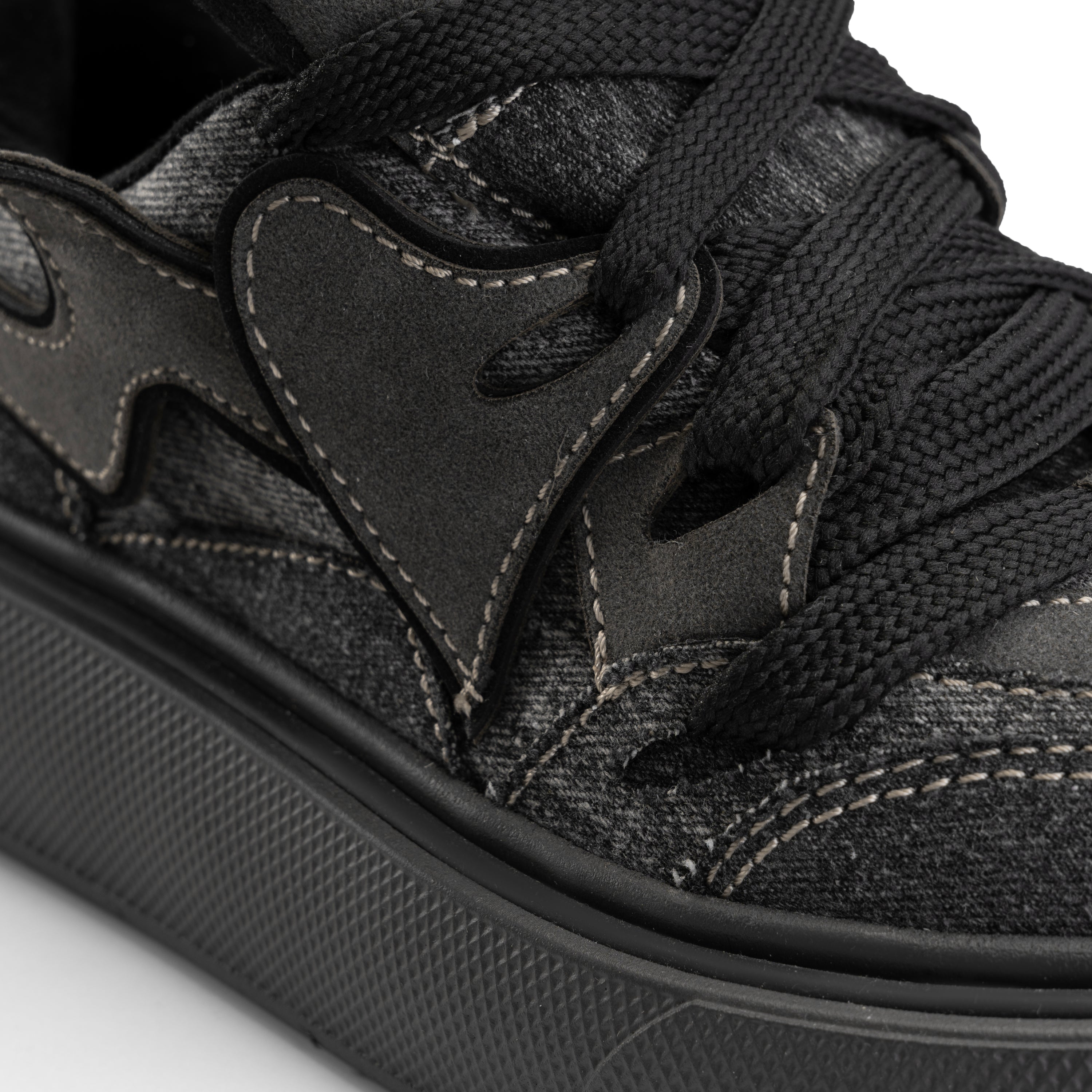 Fashionista Edge Sneaker - Elegant Black