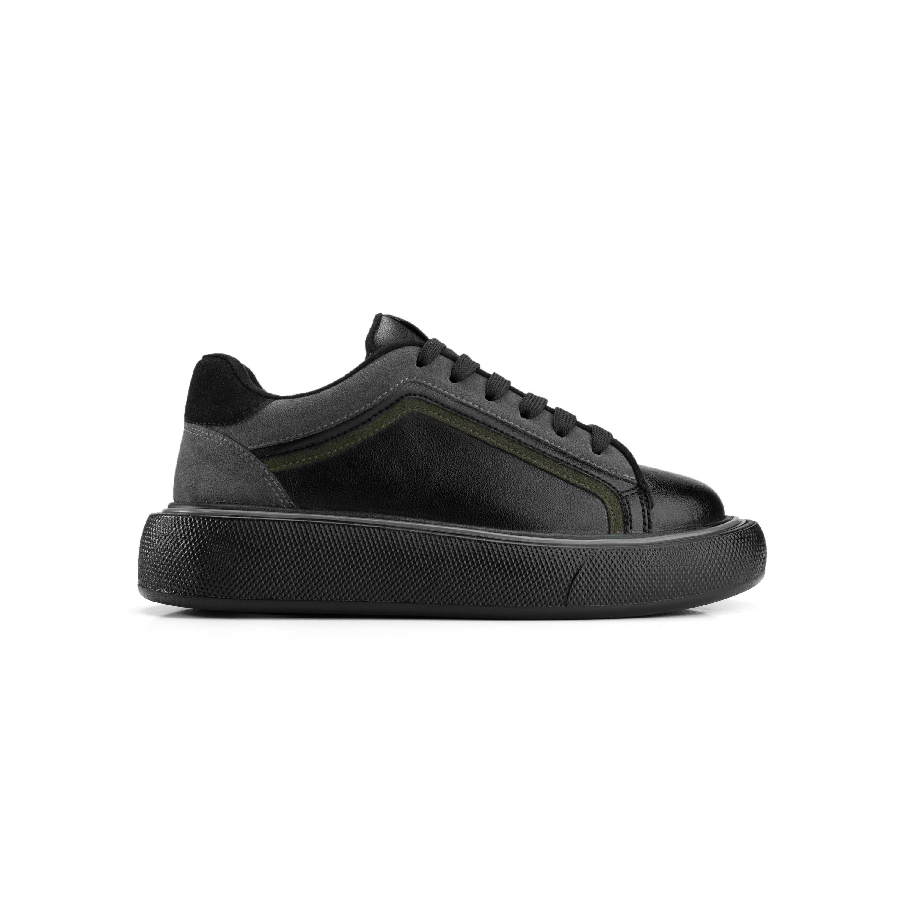 Cosmopolitan Chic Sneaker - Classic Black