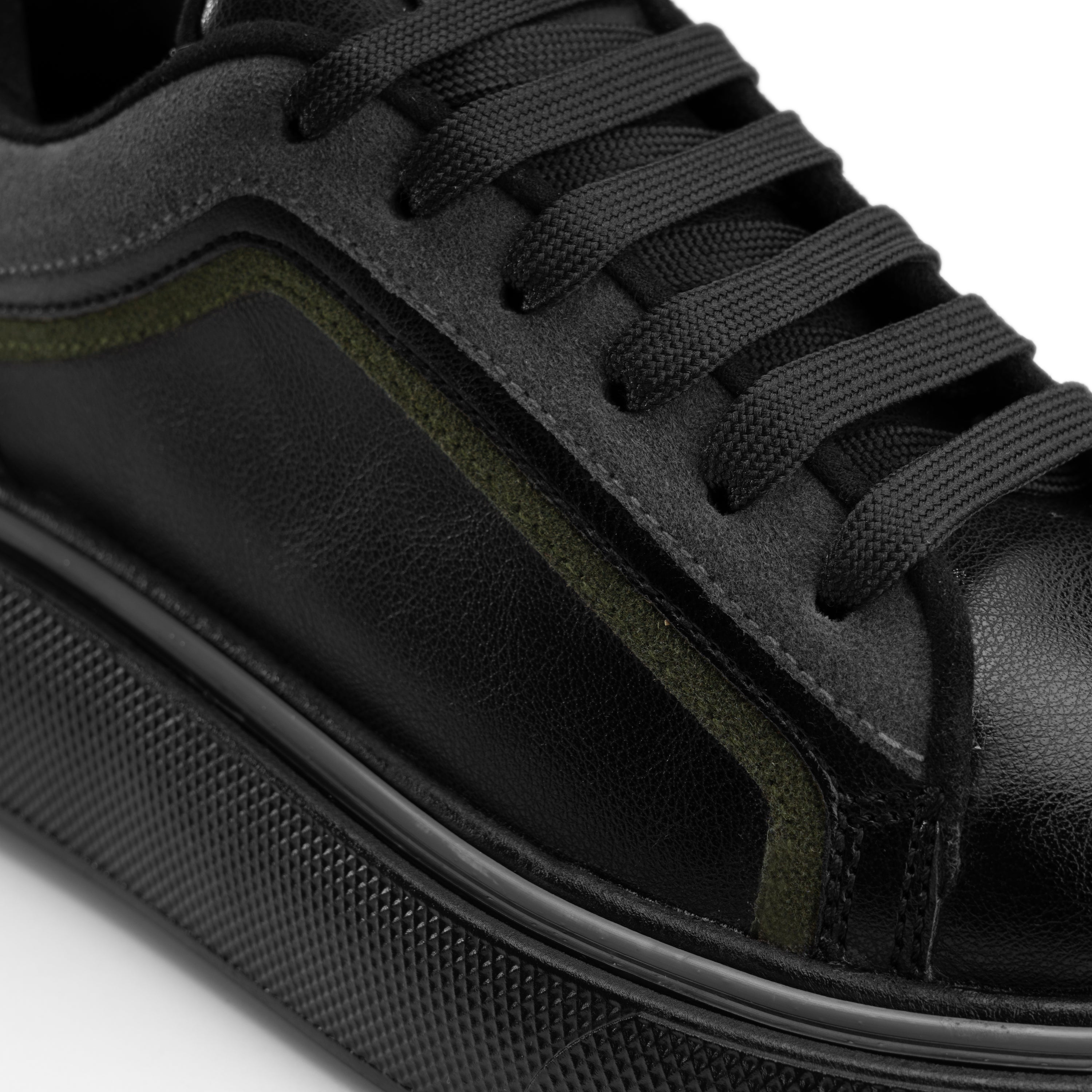 Cosmopolitan Chic Sneaker - Classic Black