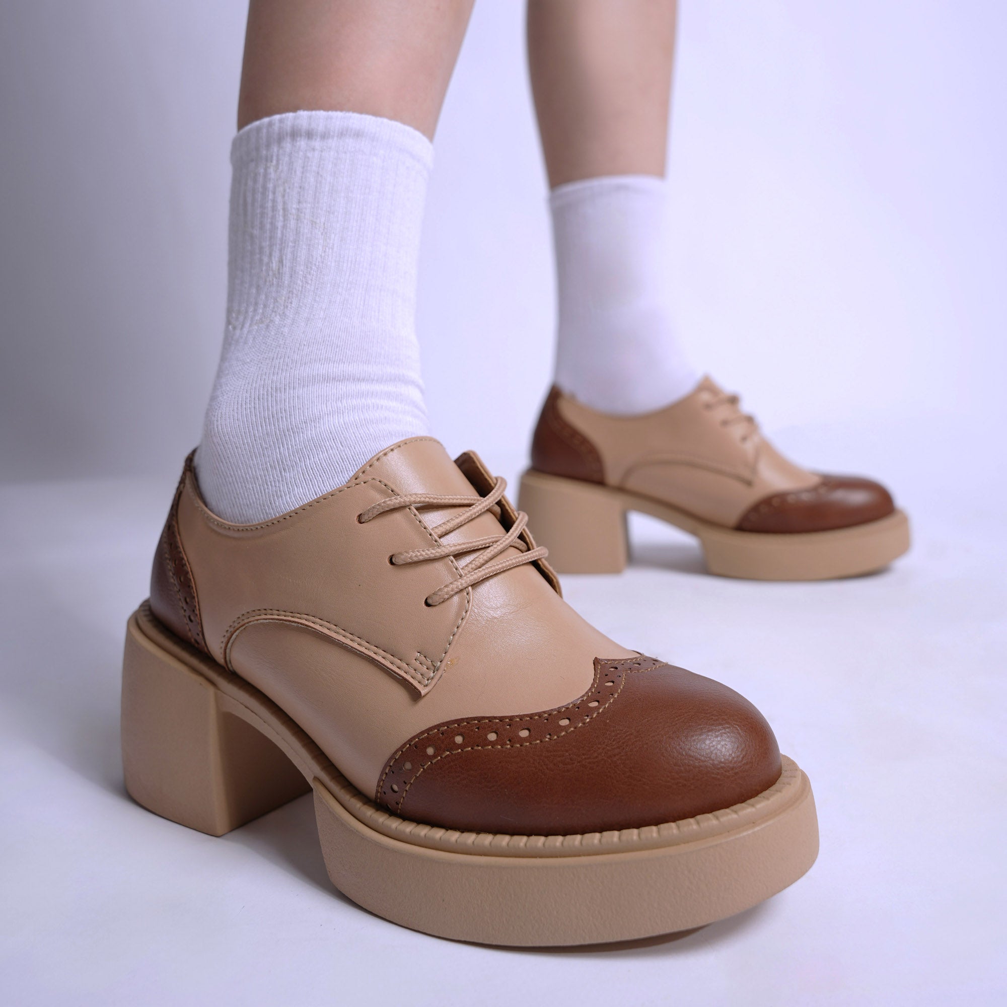 Brouge Two-Tone Derby Shoes with Platform Sole - Brownish